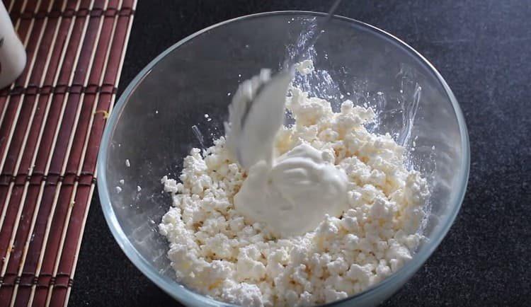 Mix the cottage cheese with sour cream.