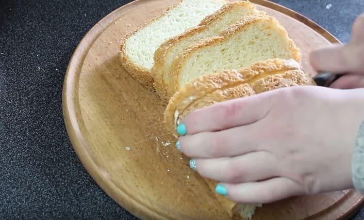 Picar el pan.