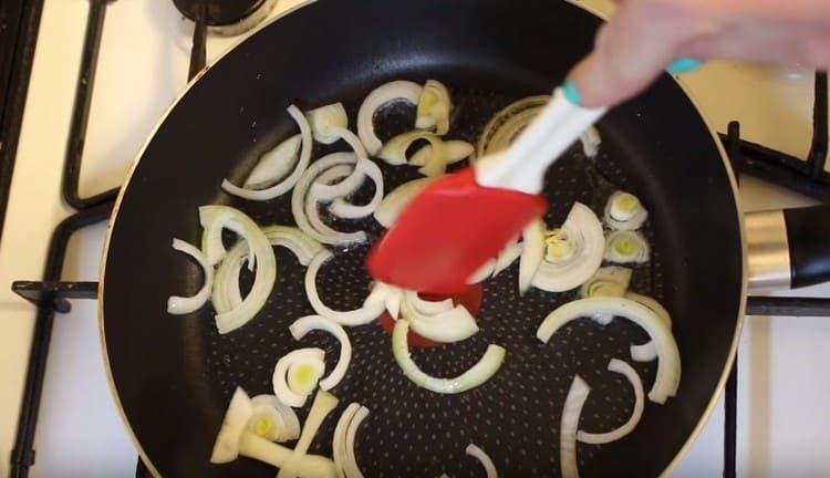 Fry the onions in a pan.