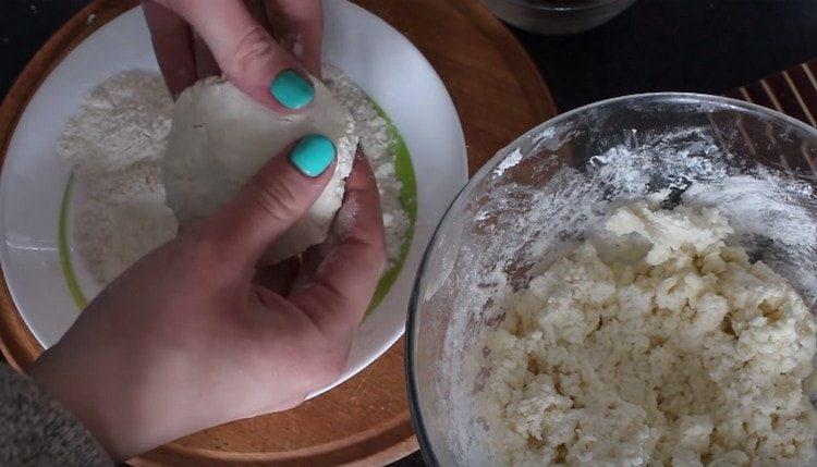 Connect the edges of the cakes, form a cheesecake.