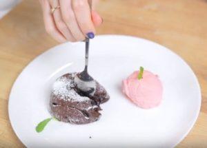 Cocinar un fondant de chocolate: ¡una receta con fotos paso a paso!