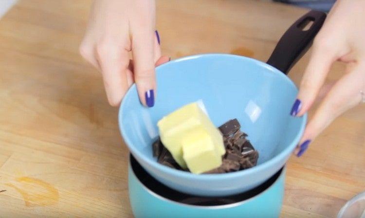 Placez un récipient avec du chocolat et du beurre dans un bain-marie, laissez-les fondre.