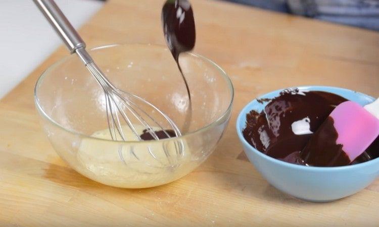 du chocolat fondu avec du beurre est introduit dans la pâte.