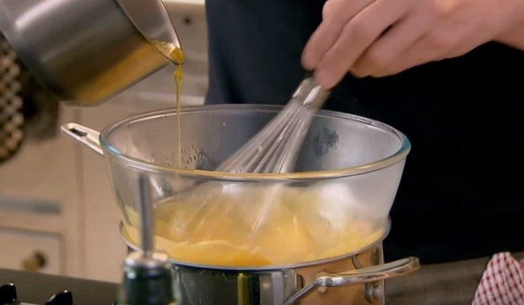 Enter the melted butter into the egg mass.