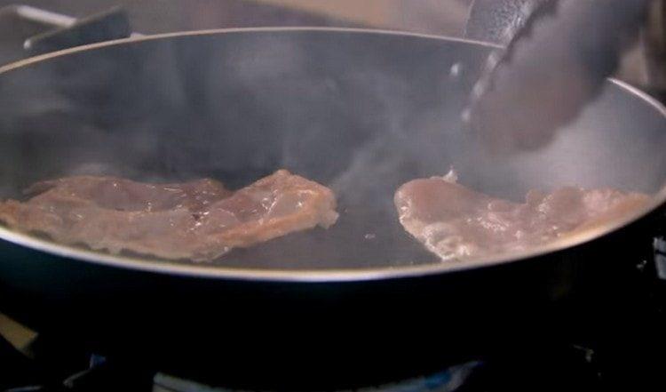 Faire frire le bacon dans une poêle.