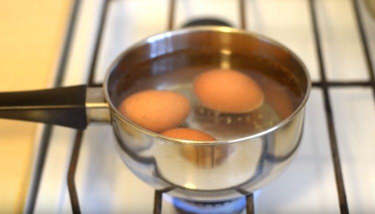 Porter les œufs à ébullition sur un feu minimum et cuire pendant 3-4 minutes.