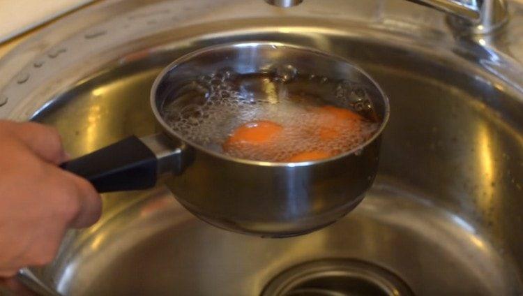Après la cuisson, remplissez les œufs d'eau froide.