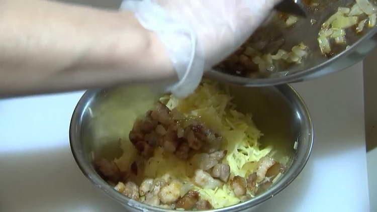 pomiješajte krumpir s lukom i mesom