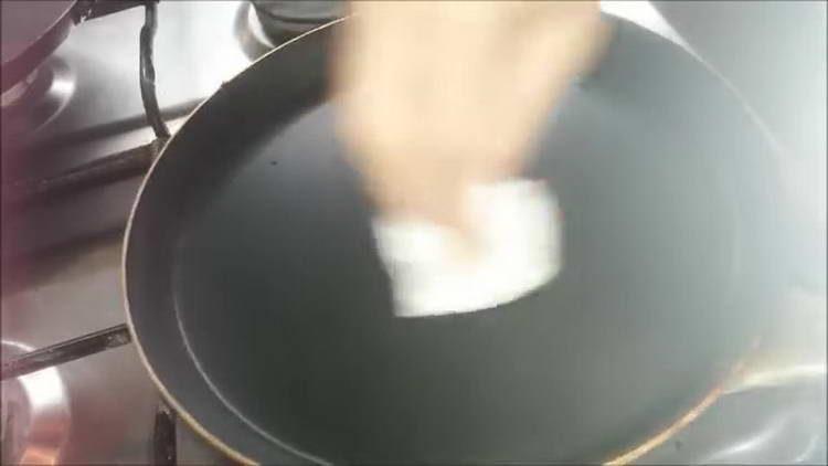 graisser la poêle avec de l'huile