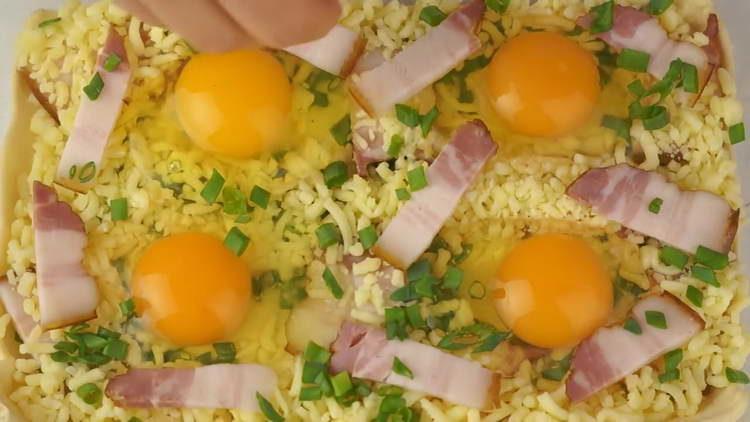 poner huevos y queso sobre la masa