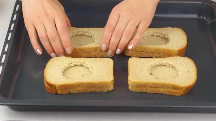 poner pan en una bandeja para hornear