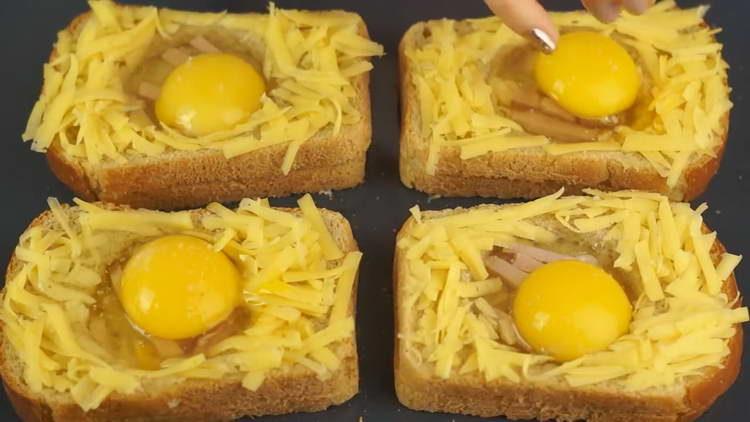 llenar el huevo con pan