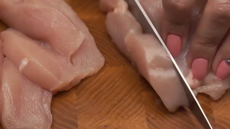 cortar el pollo en trozos