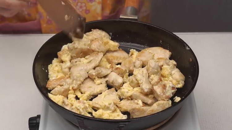 pour eggs into the chicken