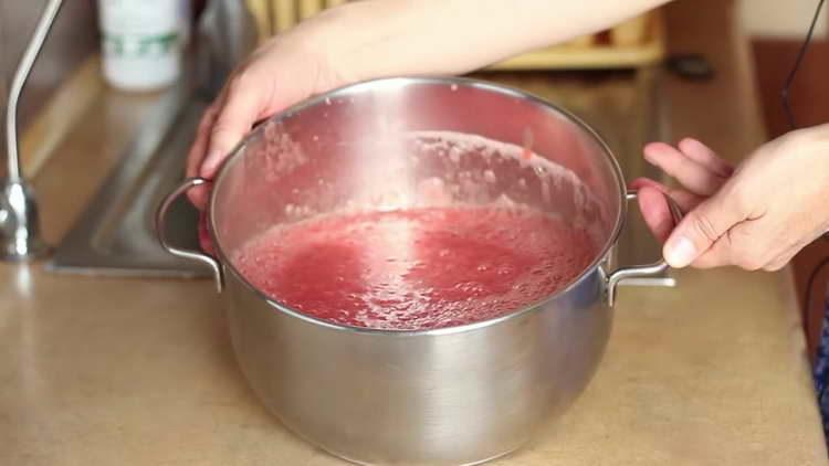hacher la tomate dans un mélangeur