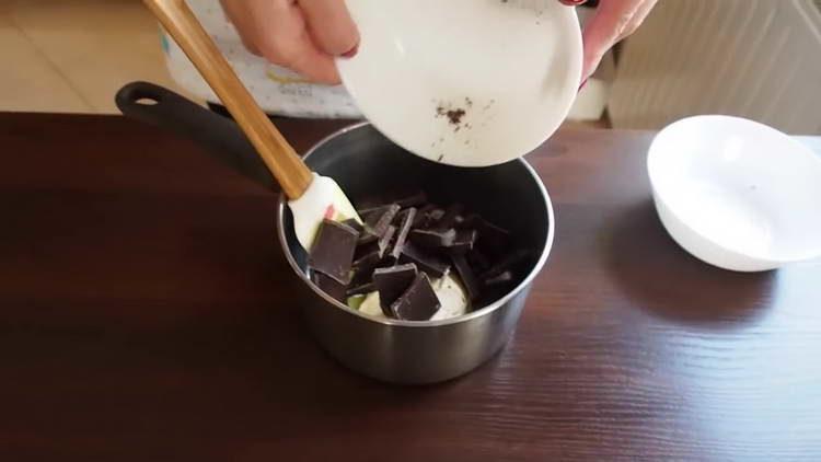 mettre le beurre et le chocolat dans une casserole