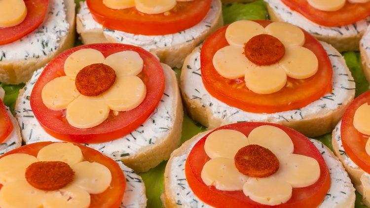 sandwiches sur la table de fête