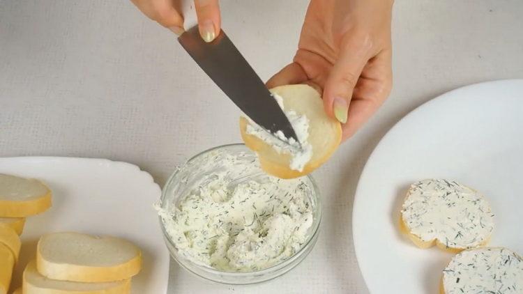 poner los ingredientes en el pan