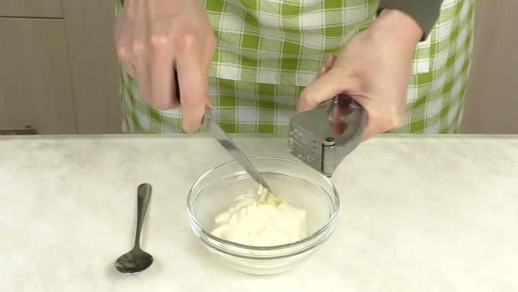 mix garlic and mayonnaise