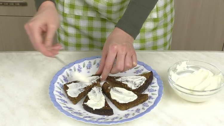 graisser les croûtons avec de la mayonnaise