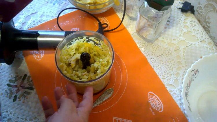 samljeti sastojke u blenderu