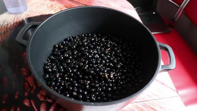 pour currants into the pan