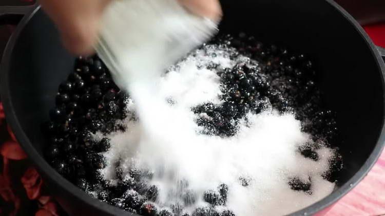 pour currants with sugar