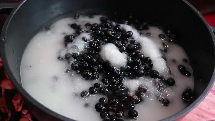 pour water into the currant