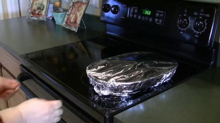 cubra el plato con papel de aluminio