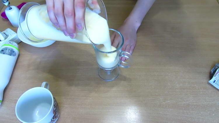 verser la boisson dans un verre