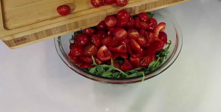 cortar los tomates por la mitad