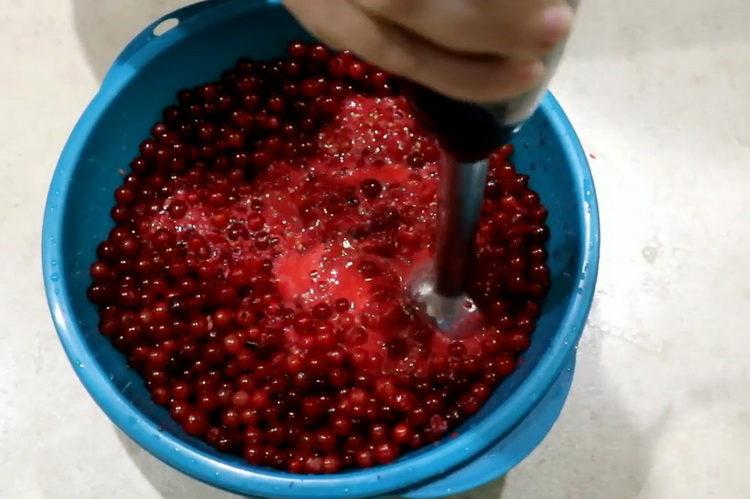 Cooking redcurrant jam