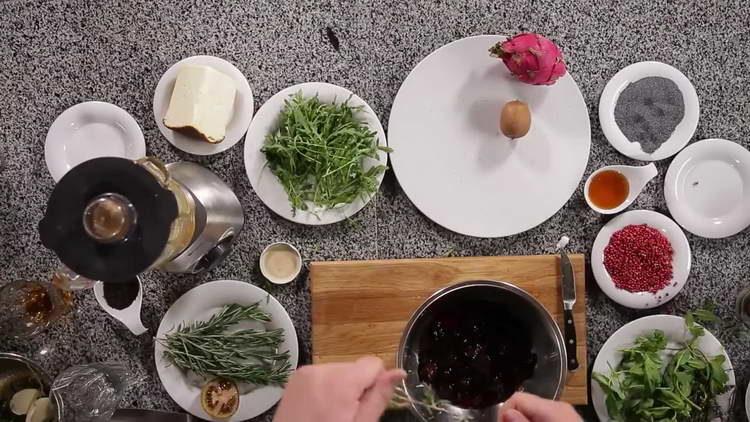 Mettre les prunes marinées dans un bol