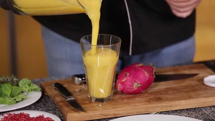 Pour juice from the blender
