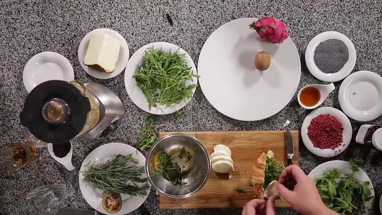 mettre la tomate, la roquette et la mozzarella