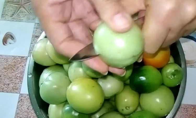 prorezati kroz zelenu rajčicu