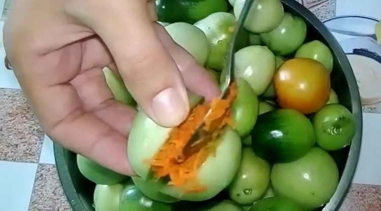 on fourre des tomates avec des carottes