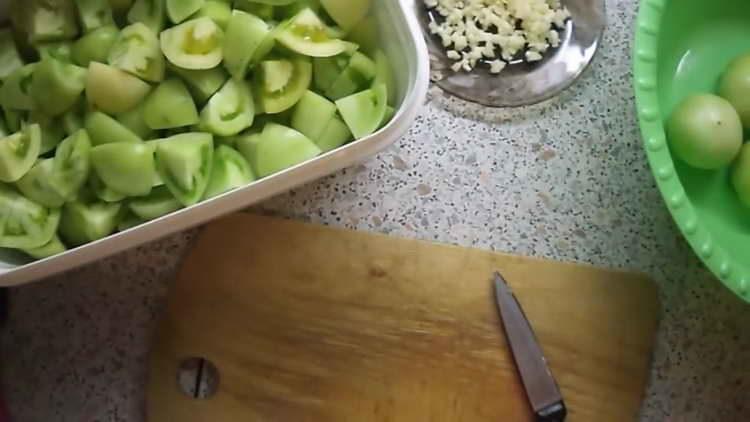 chop tomatoes