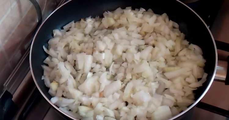 freír la cebolla en aceite