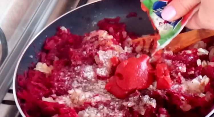 put tomato paste in beets