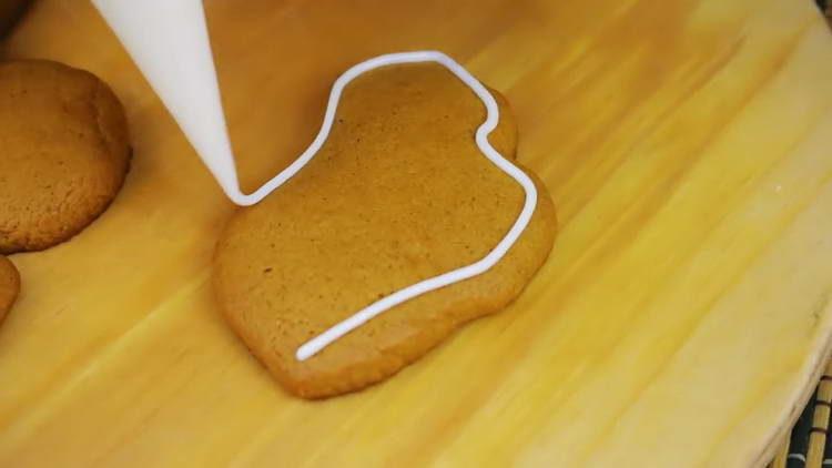 glaze the gingerbread cookies