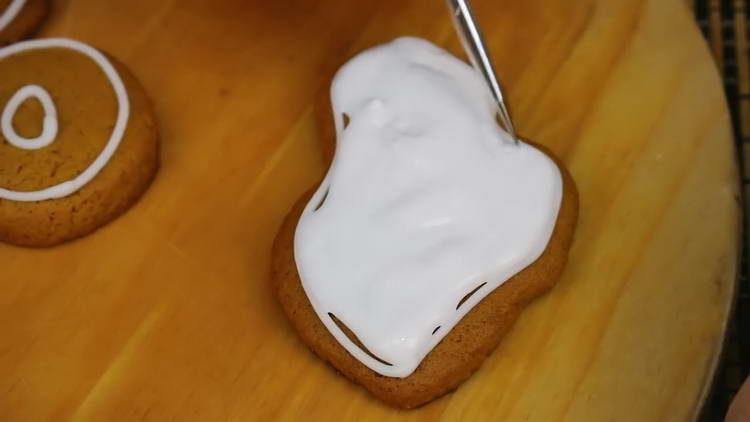 roll icing on gingerbread cookies