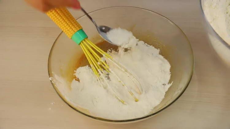 tamiser la farine dans le mélange