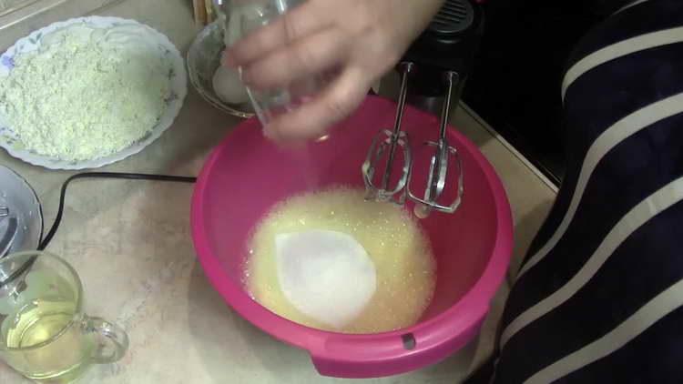 voeg suiker toe aan de eieren