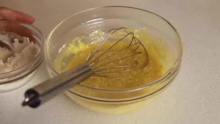 pomiješajte brašno i jaja