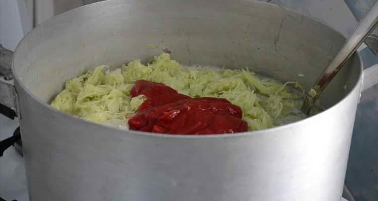 mezclar verduras con salsa de tomate y mayonesa