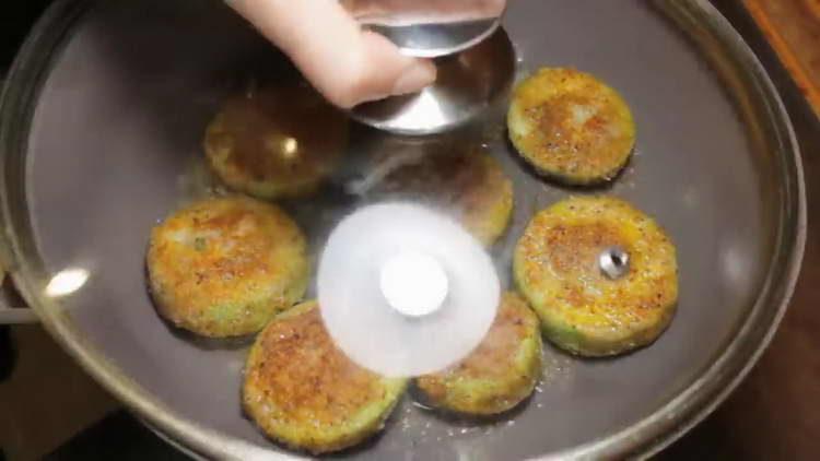 fry zucchini under the lid