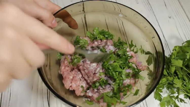 mélanger la viande hachée avec des oignons et des herbes