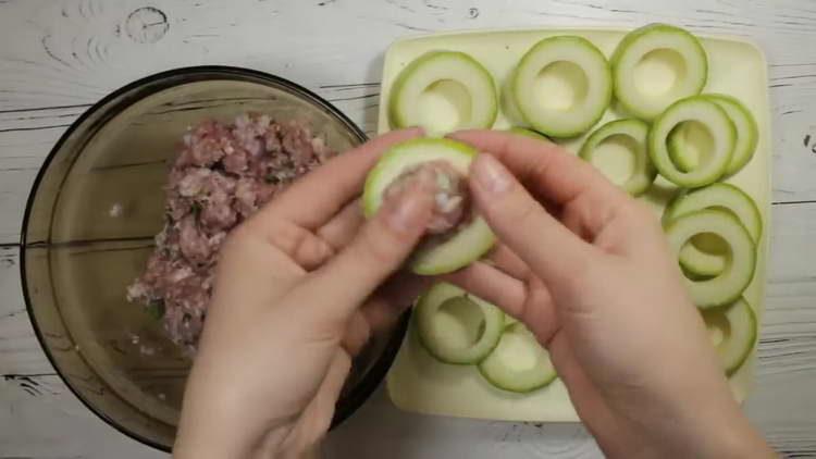insert the minced balls into the zucchini