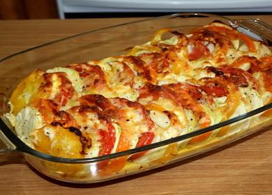 Каб Zucchini side dish with tomatoes and cheese in the oven